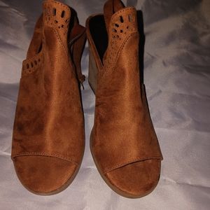 Low cut brown boot cut shoes.